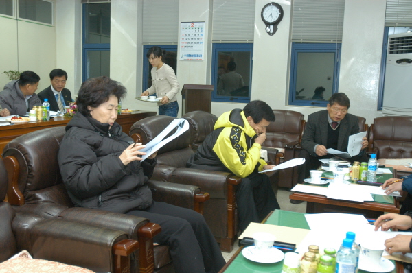 산업건설위원회 위원 강릉농산물시장 방문(2007.2.28) 대표이미지