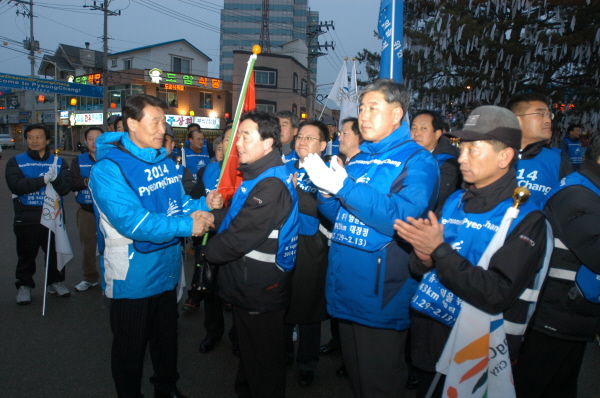 2014 평창올림픽 유치 붐조성 릴레이  홍보 - 도 의장에게 릴레이 기 전달(2007.2.13) 대표이미지