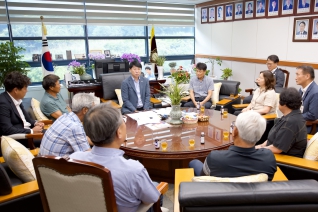 8월14일 접견(농업인단체 조병주 회장 회 6명) 내용보기 8월14일 접견(농업인단체 조병주 회장 회 6명) 대표이미지