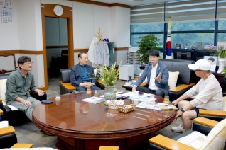 8월12일 접견(강릉시상인회 강무성회장외 2명) 내용보기 8월12일 접견(강릉시상인회 강무성회장외 2명) 대표이미지